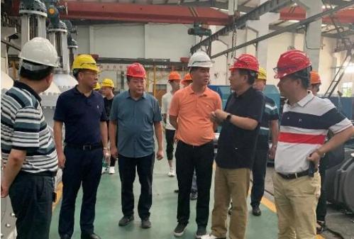 北阀总厂高层领导一行在江苏圣业阀门有限公司参观车间