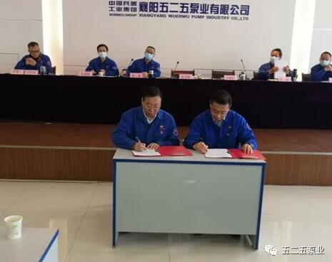 公司工会主席梁晨阳（右）与总经理王乃华（左）签订集体合同