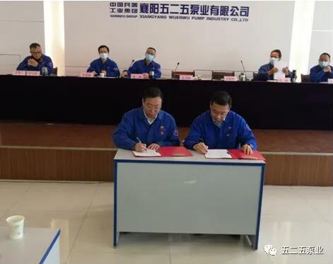 公司总经理王乃华（左）与总经理助理雷仲彦（右）签订《2021年度安全生产与节能减排责任书》