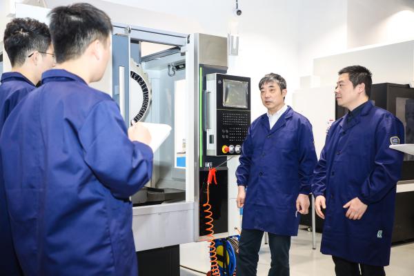 李郝林教授指导团队实验。采访对象供图