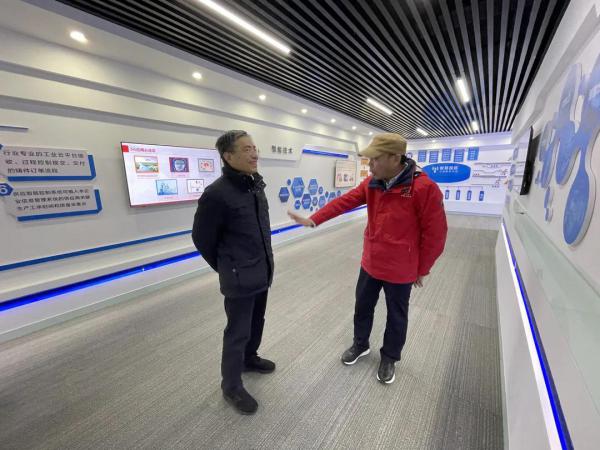 工业和信息化部人才交流中心党委副书记陈新（左）