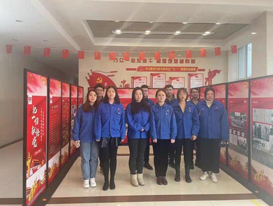 图为:第二团支部全体团员观展前合影