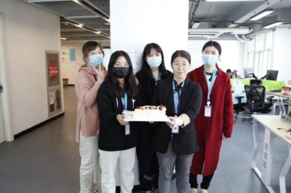 会后各部门庆贺蛋糕合影