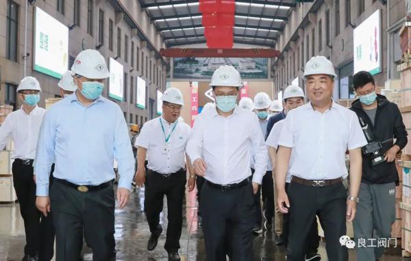 温州市政协主席陈作荣一行莅临良工阀门走访调研