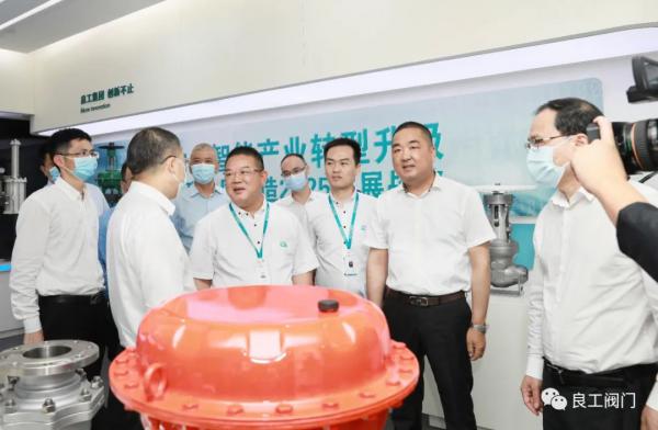 温州市政协主席陈作荣一行莅临良工阀门走访调研