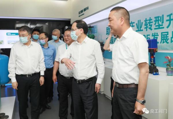 温州市政协主席陈作荣一行莅临良工阀门走访调研