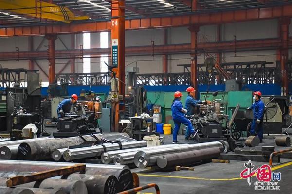自贡运机集团生产厂房内工人们加紧生产中