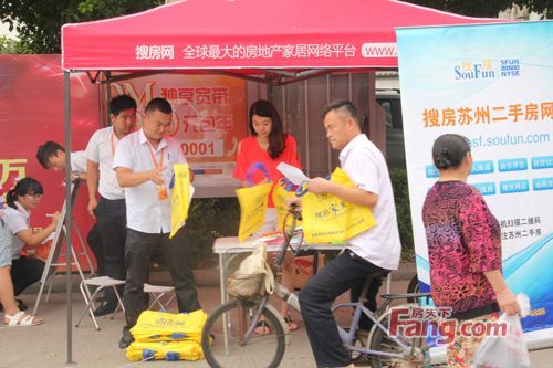 路过的大爷仔细阅读单页