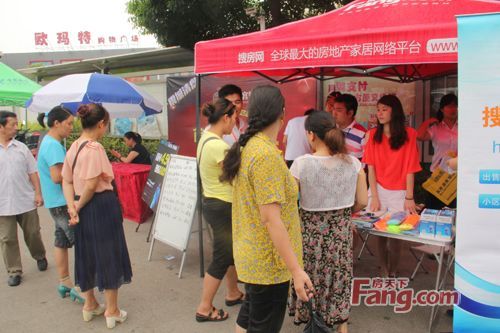 许多居民驻足咨询