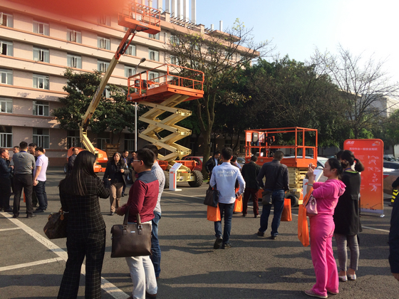 与会者饶有兴趣地参观JLG高空作业平台车