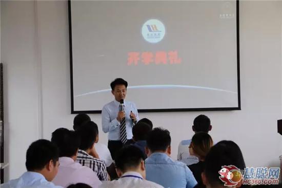 卓宝商学院院长涂万鹏主持开学典礼，解读企业文化