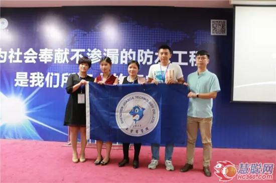 优秀学员（右起：陈江豪姜龙朱俊英陆铮焰张秋霞） 