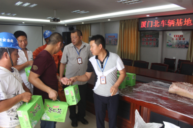 发放防暑降温品.jpg