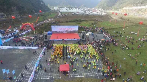 万人徒步登山竞技 体验纳雍天然氧吧