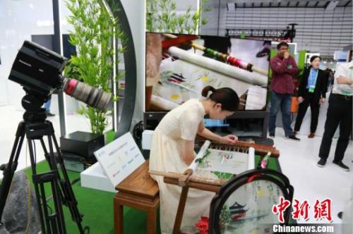 图为互联网之光博览会现场，苏绣刺绣5G 8k超高清直播展示。供图